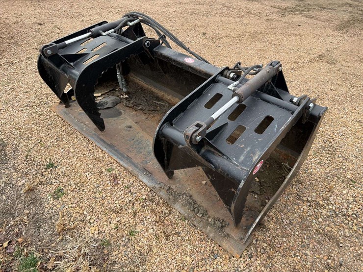 h+h-grapple-bucket,-72”-wide,-flat-bucket-with-dual-grapple-hooks,-comes-with-hoses-and-ends-image-3