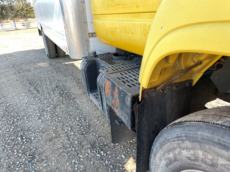 #1135-•-2002-gmc-c6500-van-truck-(has-mn-title)-image-7