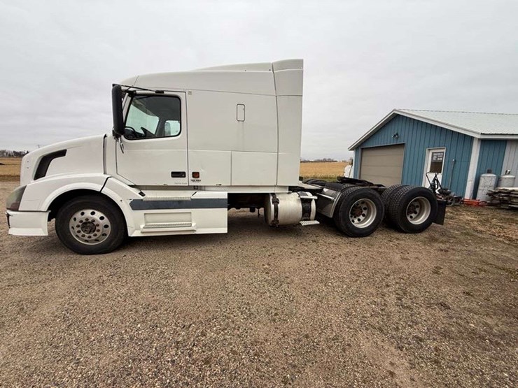 2005-volvo-sleeper-semi,-cummins-isx-engine,-13-speed-eaton-transmission,-wet-kit,-aluminum-front-an-image-22