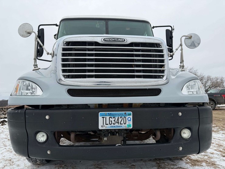 2006-freightliner-columbia-grain-truck,-549,000-miles,-8-year-old-box,-eaton-speed-shift-10-speed-tr-image-5