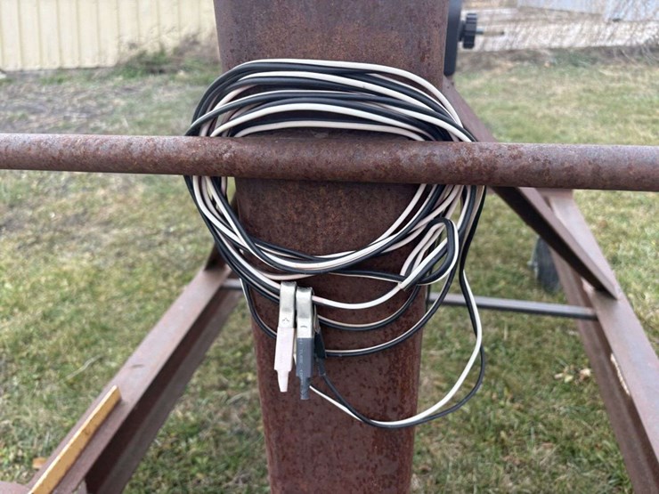 winch-boom,-with-12v-2000#-winch,-chains,-on-castor-wheels,-(tires-need-to-be-replaced)-image-12