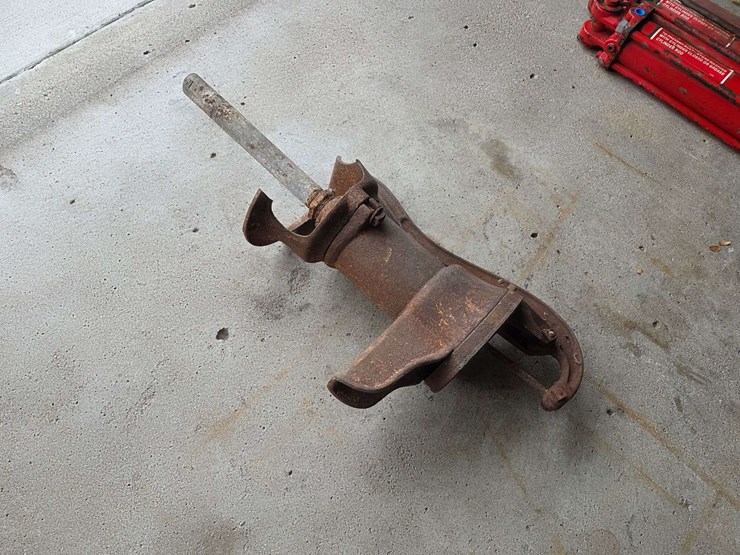 antique-water-pump-image-4