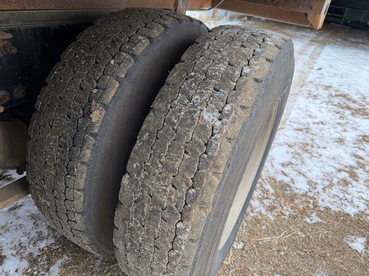 2006-freightliner-columbia-grain-truck,-549,000-miles,-8-year-old-box,-eaton-speed-shift-10-speed-tr-image-24