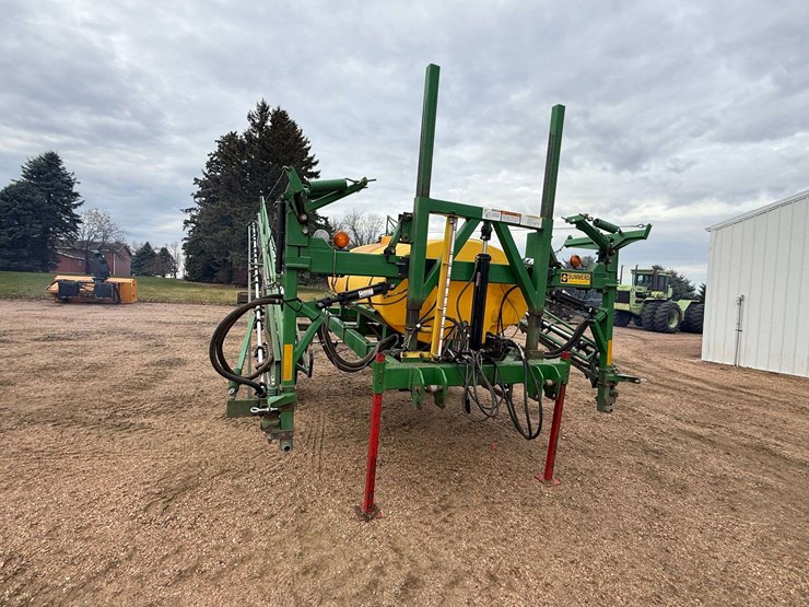 summers-90’-sprayer,-3pt-hookup,-500-gallon-tank,-5-section-shut-offs,-comes-with-controller,-wings-image-3