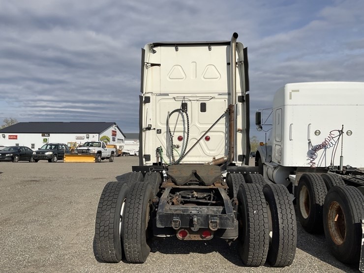 2011-freightliner-cascadia-125-image-5
