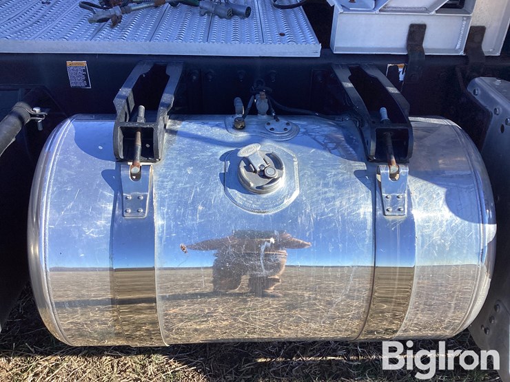 2014-peterbilt-384-image-18