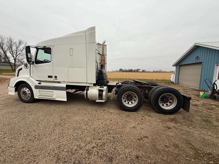 2005-volvo-sleeper-semi,-cummins-isx-engine,-13-speed-eaton-transmission,-wet-kit,-aluminum-front-an-image-21