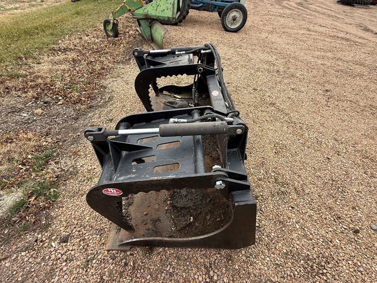 h+h-grapple-bucket,-72”-wide,-flat-bucket-with-dual-grapple-hooks,-comes-with-hoses-and-ends-image-4