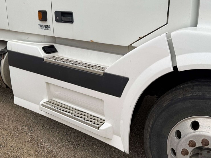 2005-volvo-sleeper-semi,-cummins-isx-engine,-13-speed-eaton-transmission,-wet-kit,-aluminum-front-an-image-45