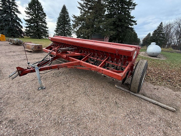 international-172-grain-drill-with-grass-seeder,-6”-spacing-with-hitch-and-hydraulic-plumbing-image-17