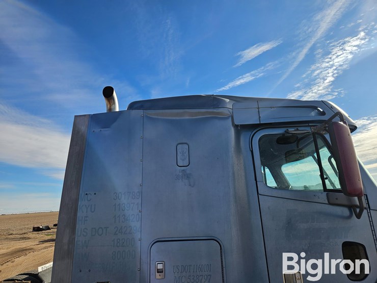 1999-freightliner-flc120-image-17