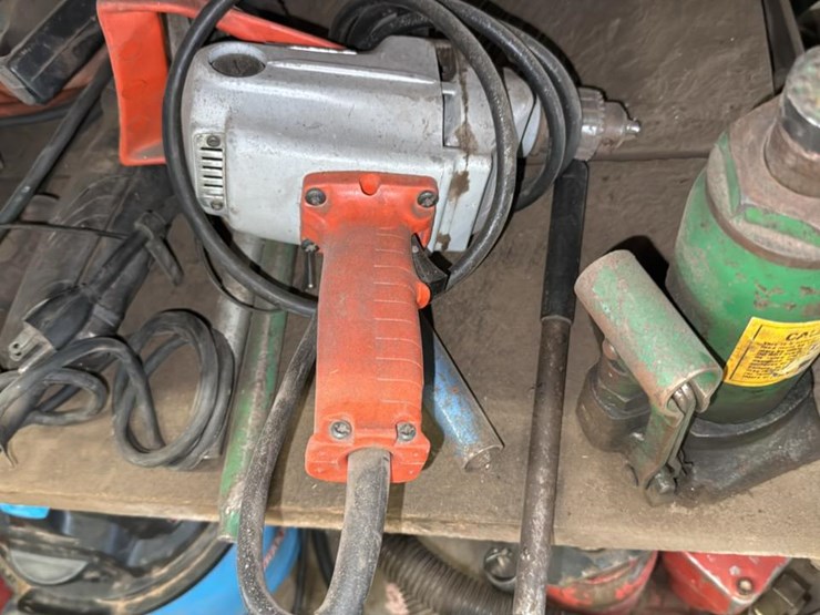 #183-•-contents-of-second-shelf-and-floor-underneath*-image-2