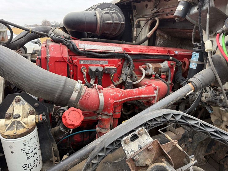 2005-volvo-sleeper-semi,-cummins-isx-engine,-13-speed-eaton-transmission,-wet-kit,-aluminum-front-an-image-40