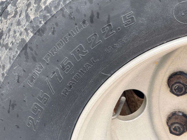 2005-volvo-sleeper-semi,-cummins-isx-engine,-13-speed-eaton-transmission,-wet-kit,-aluminum-front-an-image-29