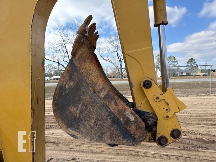 2004-caterpillar-416d-image-22