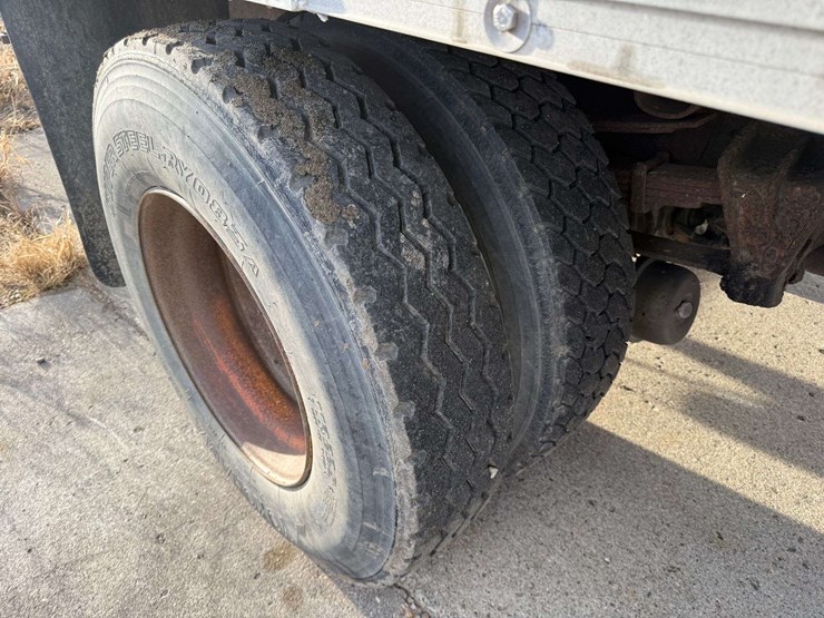 1992-international-805-box-truck,-shows-54,622-miles,-9-speed-transmission,-11r22.5-tires,-26.5’-box-image-22