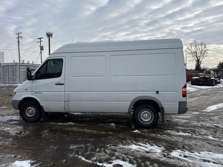 dodge-sprinter-2500-image-2