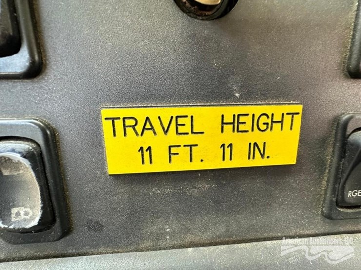 2013-freightliner-m2-106-image-10