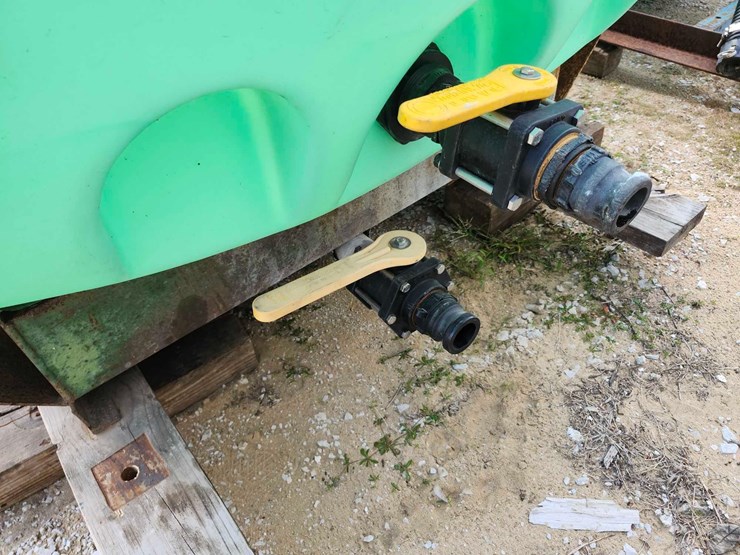 1000-gal-snyder-tank-with-skid-image-3