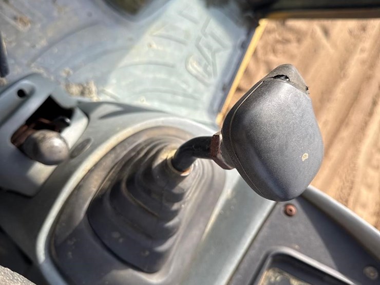 2004-caterpillar-416d-image-28