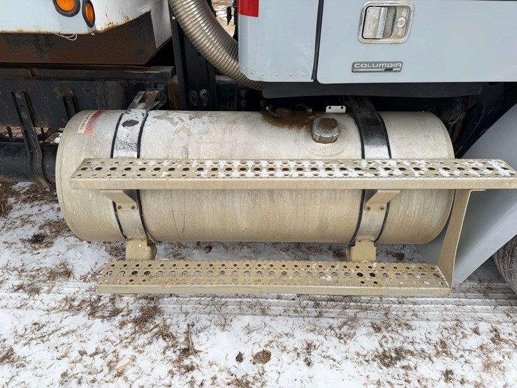 2006-freightliner-columbia-grain-truck,-549,000-miles,-8-year-old-box,-eaton-speed-shift-10-speed-tr-image-39