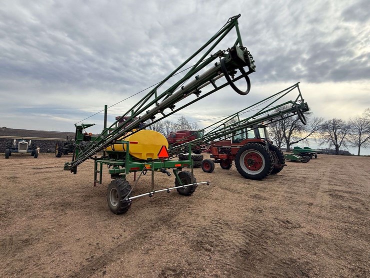 summers-90’-sprayer,-3pt-hookup,-500-gallon-tank,-5-section-shut-offs,-comes-with-controller,-wings-image-8