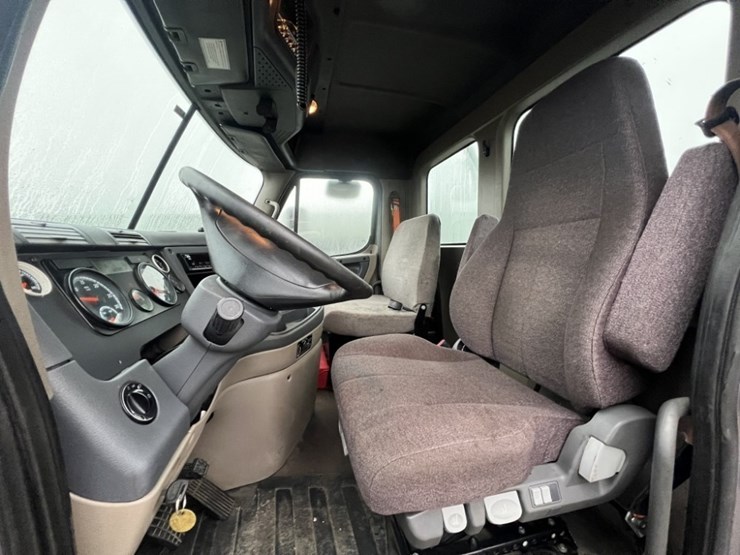 2017-freightliner-cascadia-tri-axle-truck-tractor-image-29