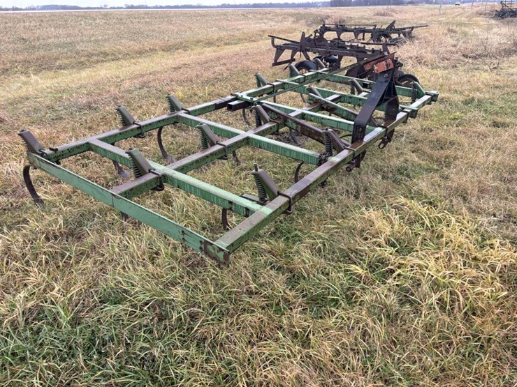 john-deere-field-cultivator,-14’,-(17-shanks),-mounted-image-9