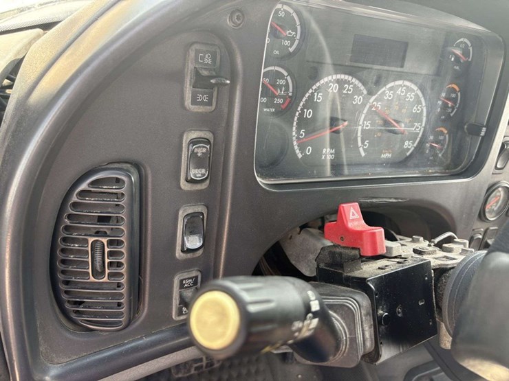 2004-freightliner-m2-business-class-semi-tractor,-day-cab,-mercedes-460,-10-speed,-jake-brake,-lopro-image-28