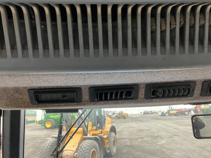 new-holland-8870-image-24