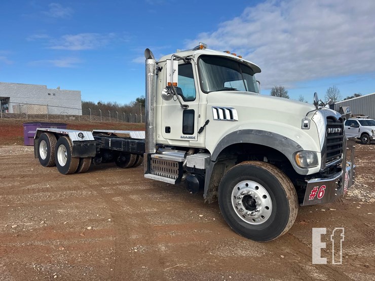 2016-mack-granite-gu433-image-2