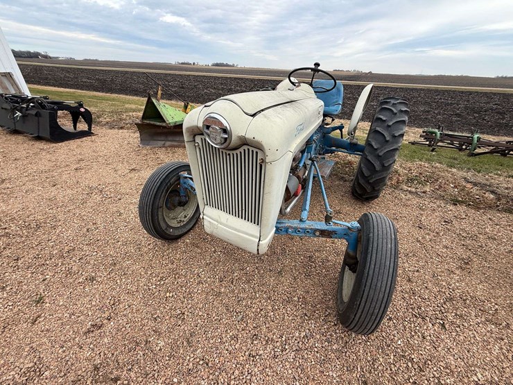 1954-ford-tractor-image-3