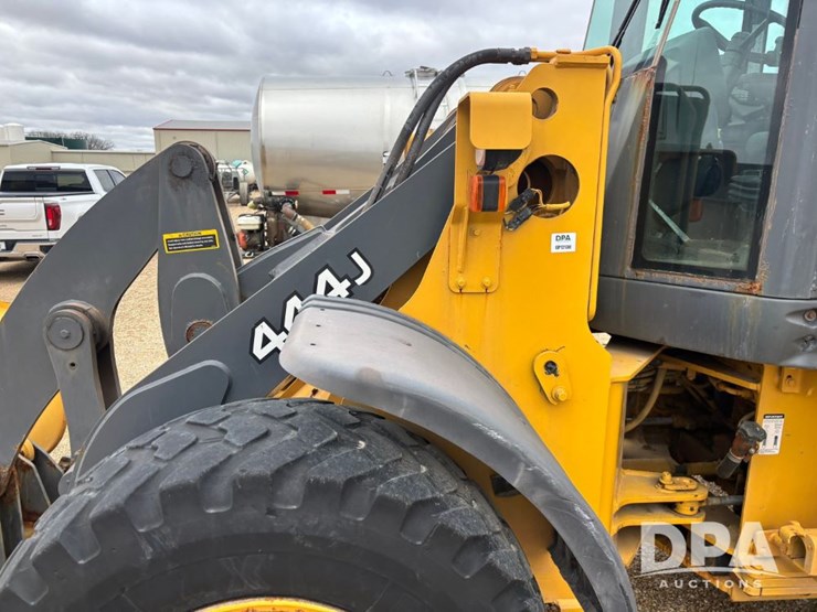 2007-deere-444j-image-22