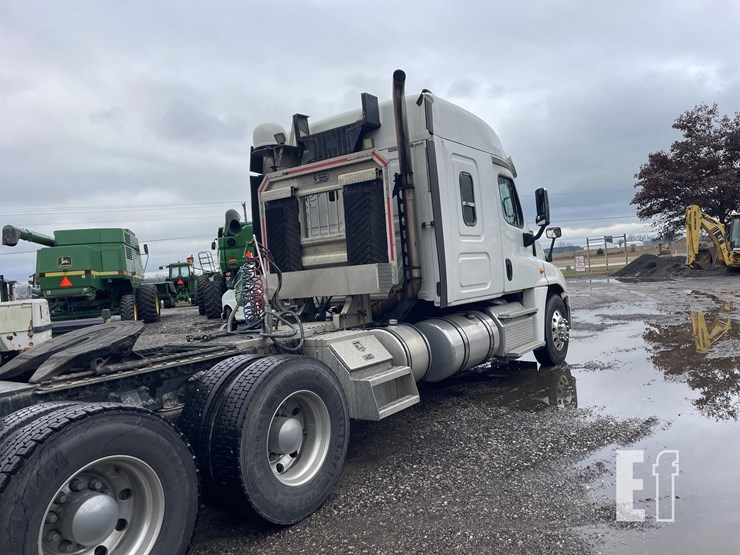 2014-freightliner-cascadia-125-image-8