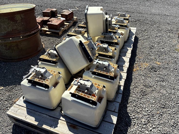 #113941-•-16-kinze-insecticide-boxes-image-7