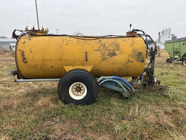 liquid-manure-vacuum-tank,-19l-16.1-tires,-540-,-(1/2-pto-missing),-(2)-hyd-injector-shanks,-approx-image-3