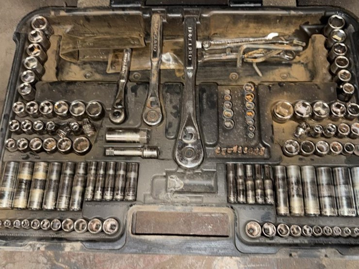 #179-•-large-and-small-socket-sets*-image-9