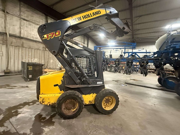 new-holland-l170-image-2