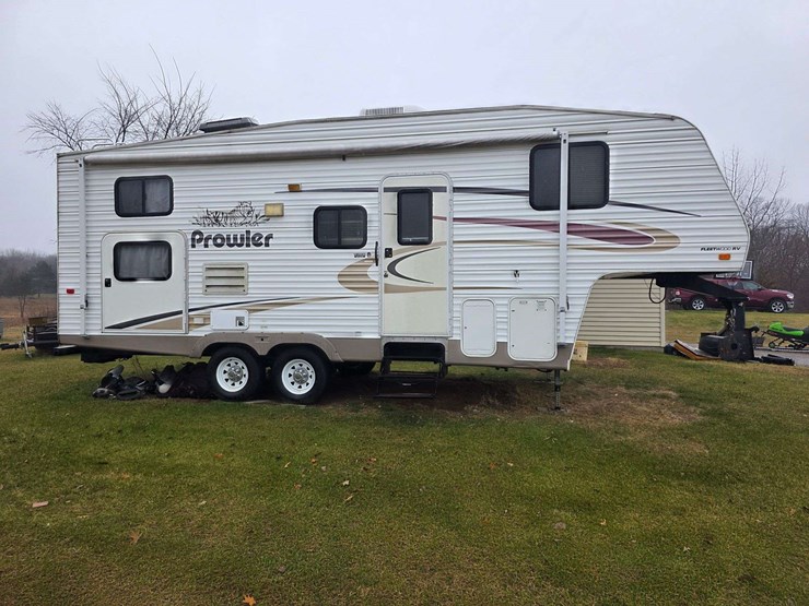 2004-prowler-fleetwood-5th-wheel-rv,-model-255-bhs,-12’-slide-out,-newer-19’-awning,-1-queen-front-b-image-2
