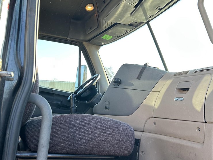 2012-freightliner-cascadia-125-image-54