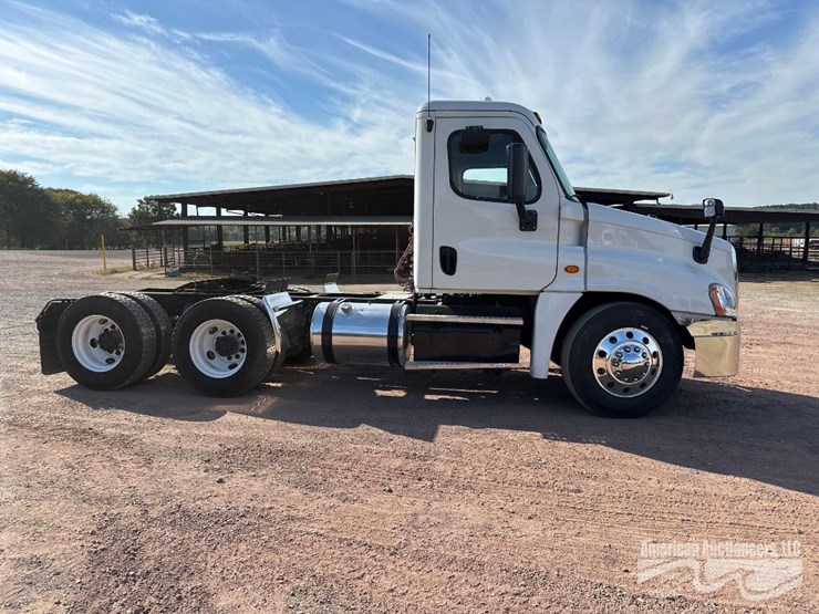 2016-freightliner-cascadia-125-image-4