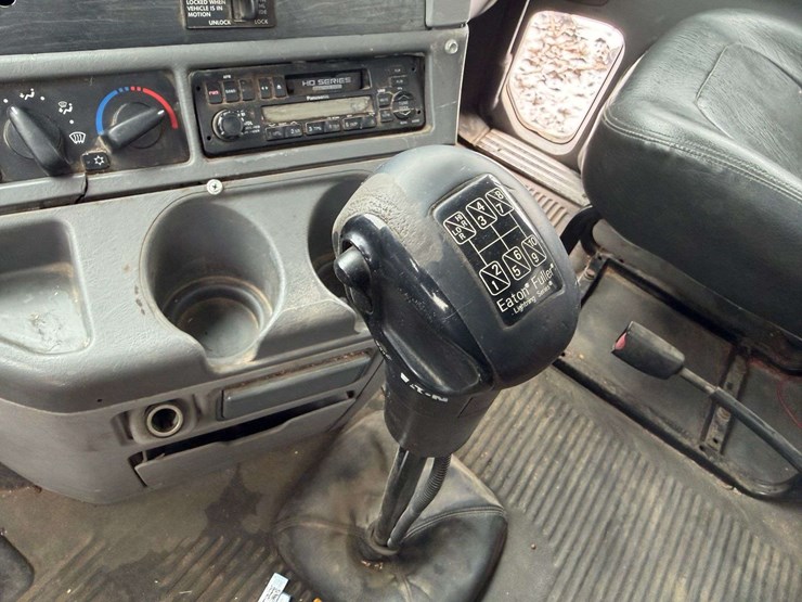 2006-freightliner-columbia-grain-truck,-549,000-miles,-8-year-old-box,-eaton-speed-shift-10-speed-tr-image-54