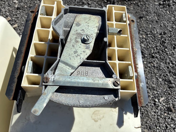 #113941-•-16-kinze-insecticide-boxes-image-5