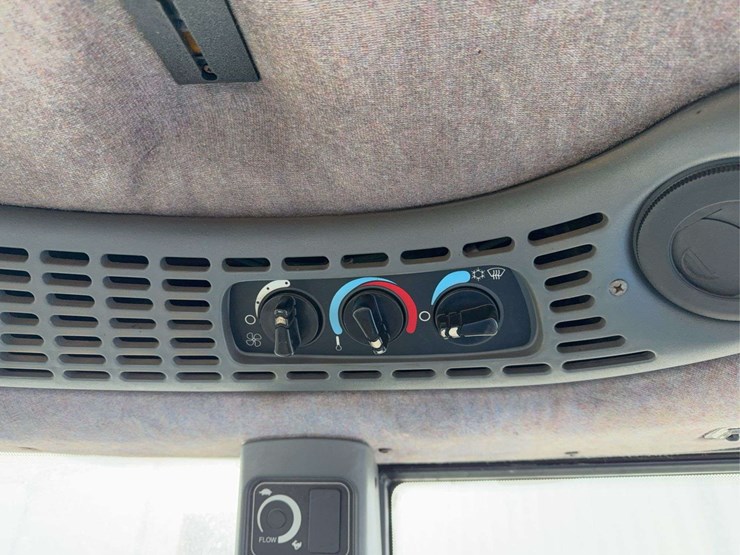 new-holland-tv145-image-44