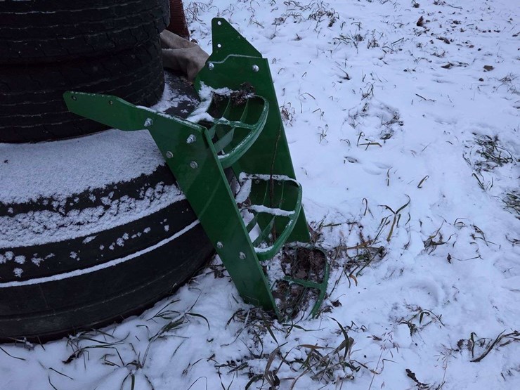 jd-3-step-for-tractor-not-sure-what-models-it-fits.-this-item-is-located-in-south-dakota,-therefore-image-2
