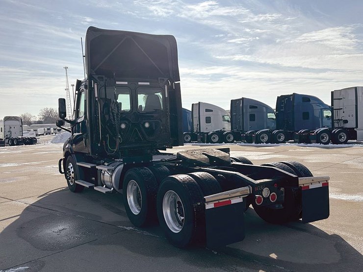 2021-freightliner-cascadia-116-image-4