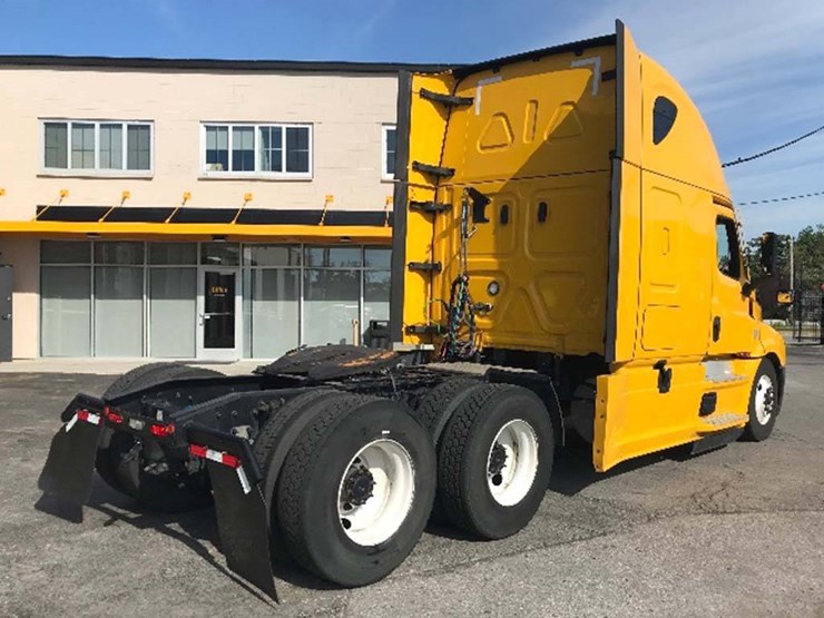 2022-freightliner-cascadia-126-image-2