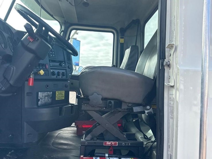 2016-mack-granite-gu433-image-17