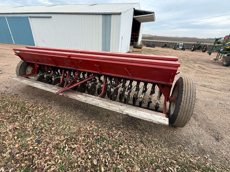 international-172-grain-drill-with-grass-seeder,-6”-spacing-with-hitch-and-hydraulic-plumbing-image-7