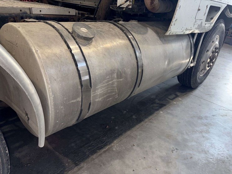 1983-international-co9670-cabover-semi-tractor,-xl-series,-400-cummins,-13-speed,-11r24.5-rears-on-s-image-15